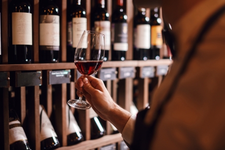 Caviste à Valenciennes : pourquoi acheter son vin chez un spécialiste ?
